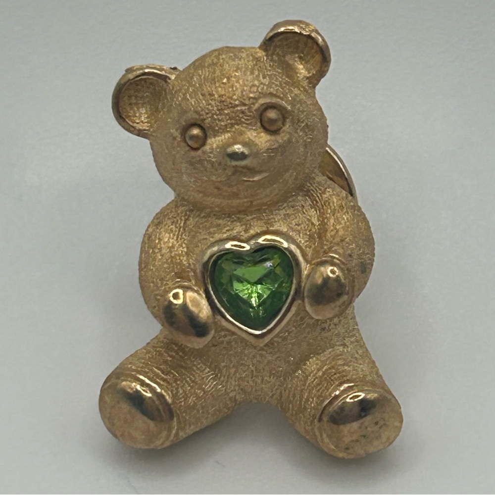 AVON VTG Gold-Tone Teddy Bear Lapel Pin with Heart-Shaped Birthstone (August)